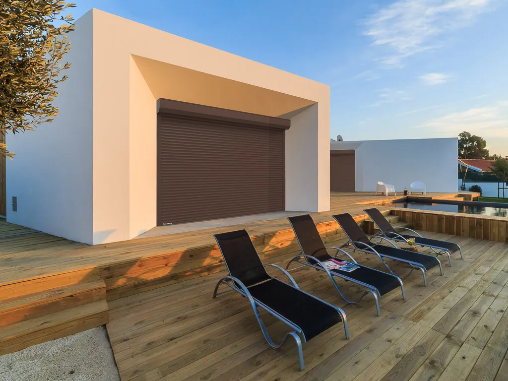 Showcase roller shutters (burglary-resistant) made of single-wall extruded profile RHE56M / RHE56GM