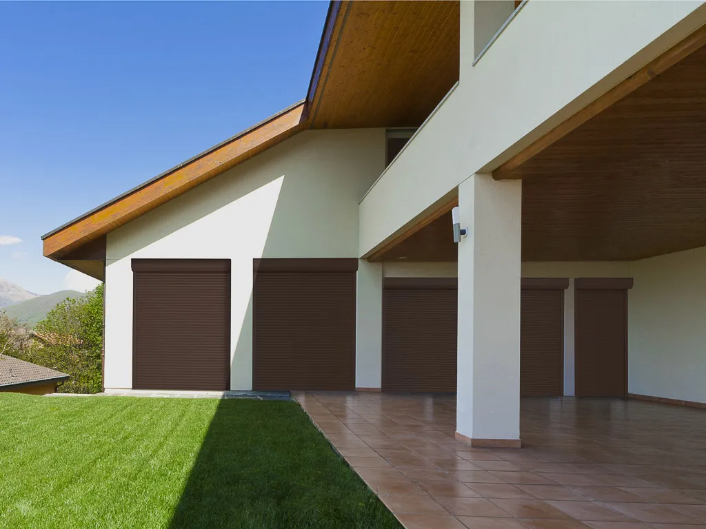 Showcase roller shutters made of foam-filled profile RH58N