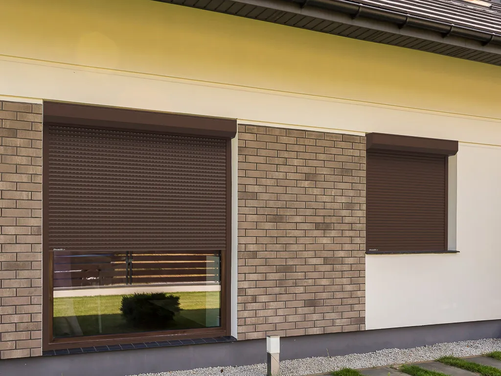 Showcase roller shutters made of perforated foam-filled profile RH58PN