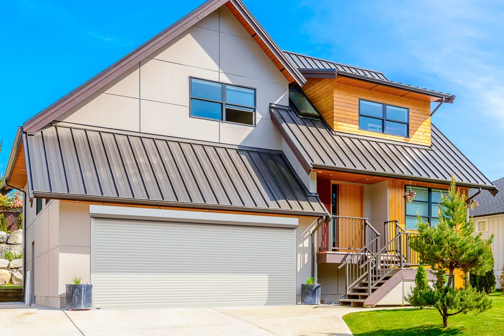 Street and garage roller shutters made of foam-filled profile RH77M